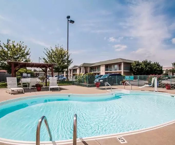 Outdoor Swimming Pool of Econo Lodge Shepherd of the Hills Expressway