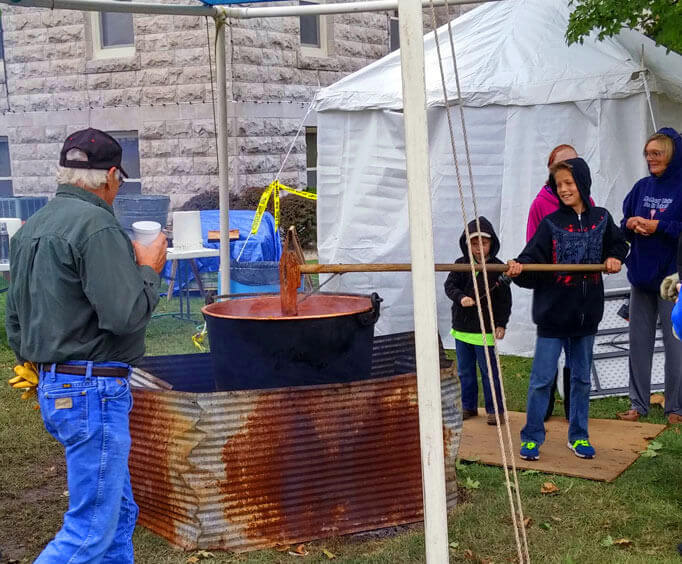 Apple Butter Makin' Days in Mount Vernon, MO
