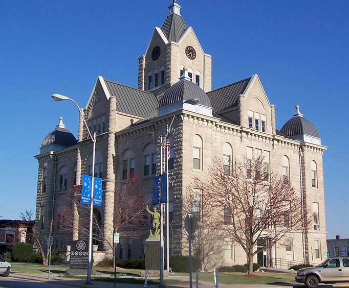 Bolivar Square in Bolivar, MO